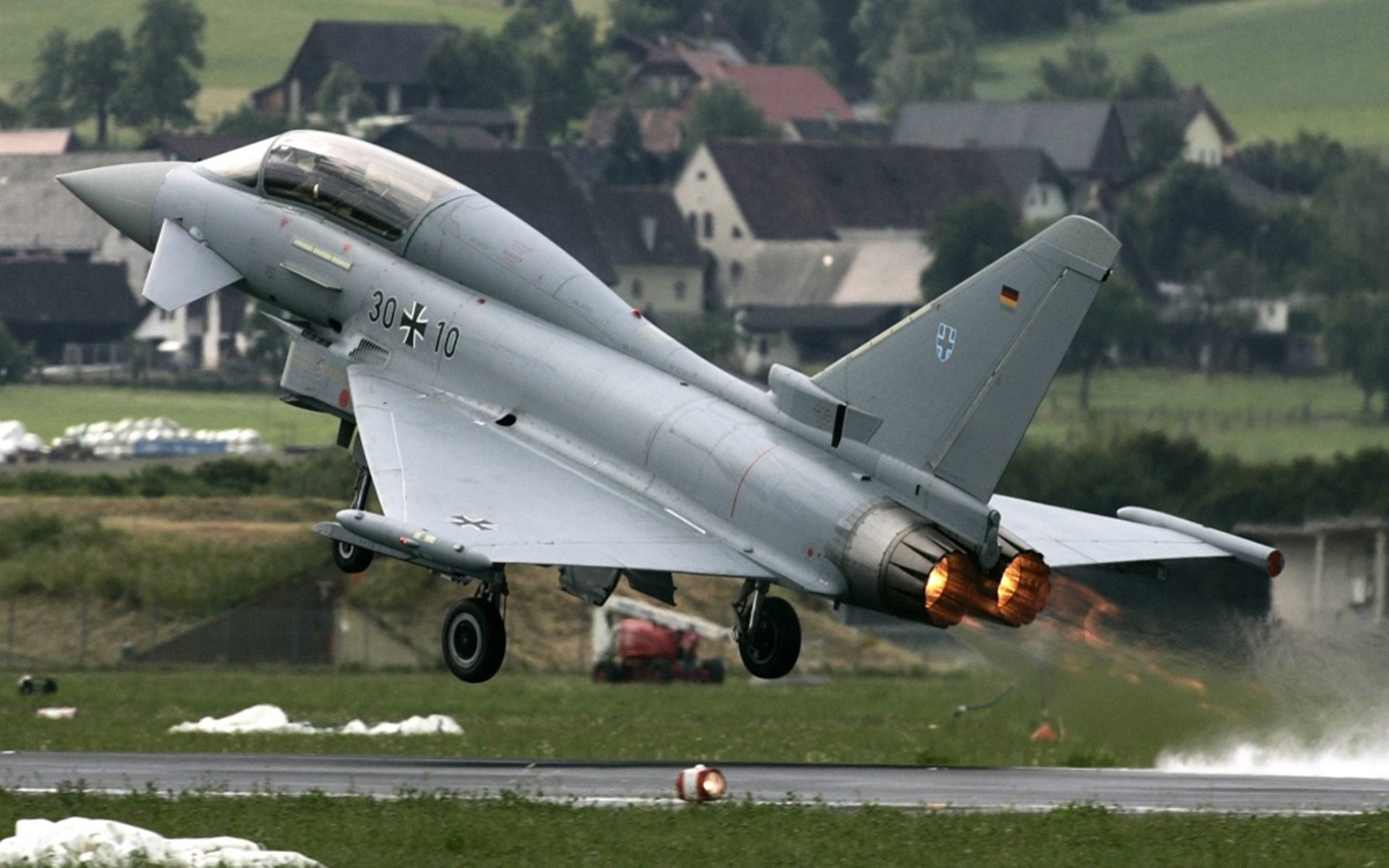 银剑刺破坚盾，拉斯维加斯之夜，维斯塔潘的骑士冲锋如何冲垮法拉利马刺阵